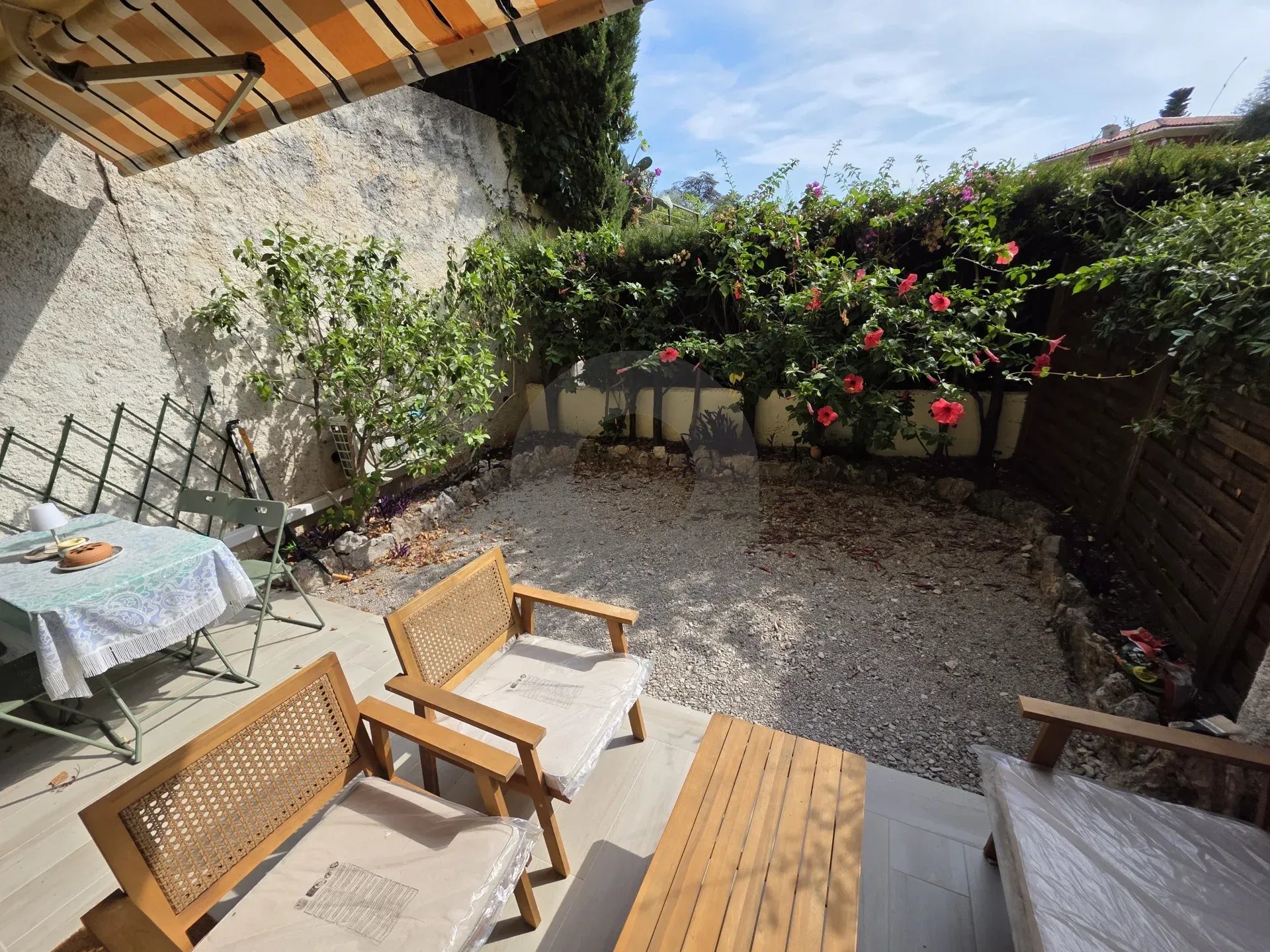 A LOUER BEAU STUDIO MEUBLE AVEC JARDIN – MENTON GARAVAN