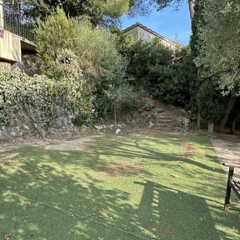 COMMUNE DE SAINTE-AGNES : PROPRIETE DE CHARME – JARDIN – TERRASSES – PARKINGS – GARAGE -VUE DEGAGEE – COUP DE COEUR !