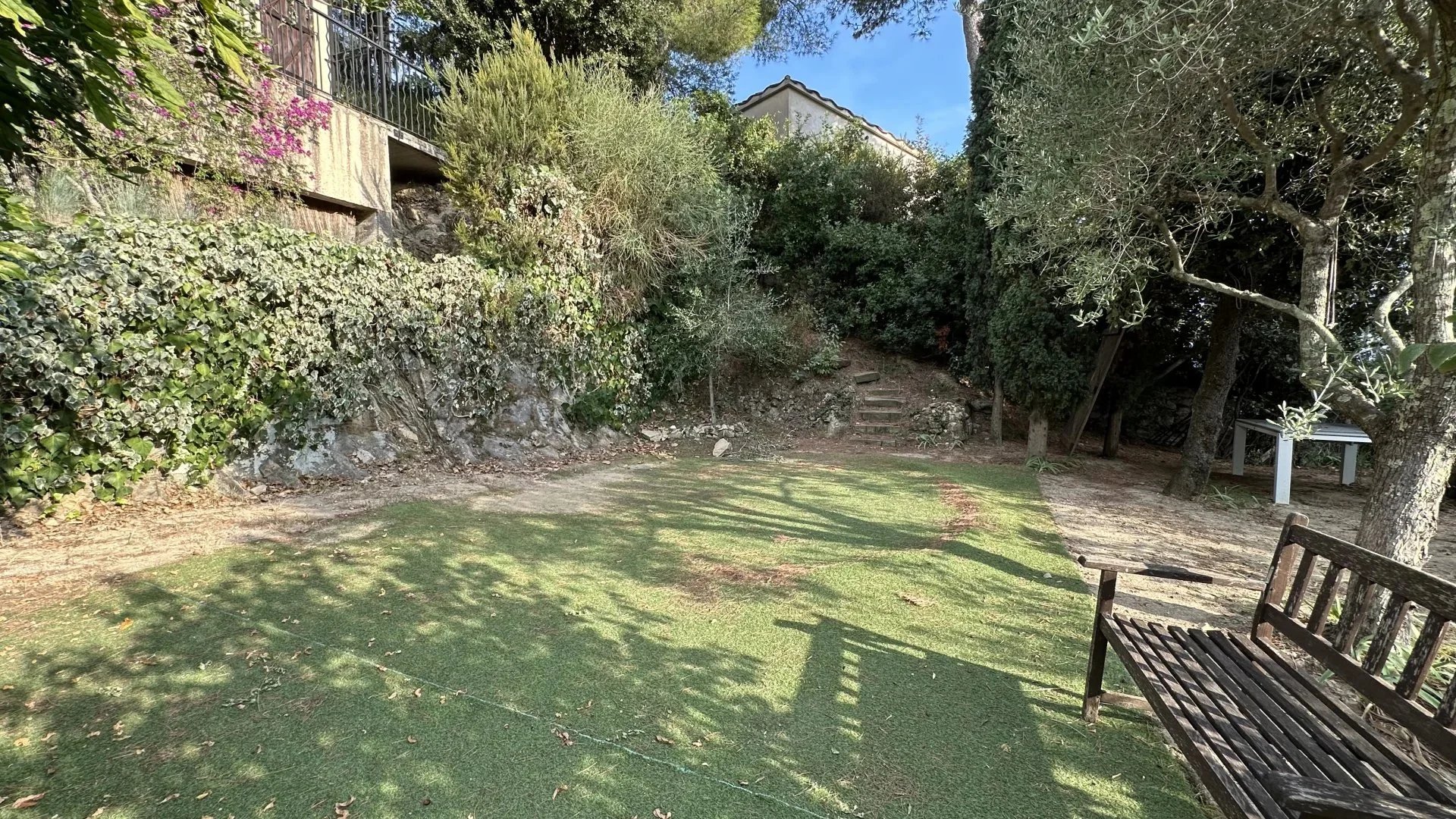 COMMUNE DE SAINTE-AGNES : PROPRIETE DE CHARME – JARDIN – TERRASSES – PARKINGS – GARAGE -VUE DEGAGEE – COUP DE COEUR !