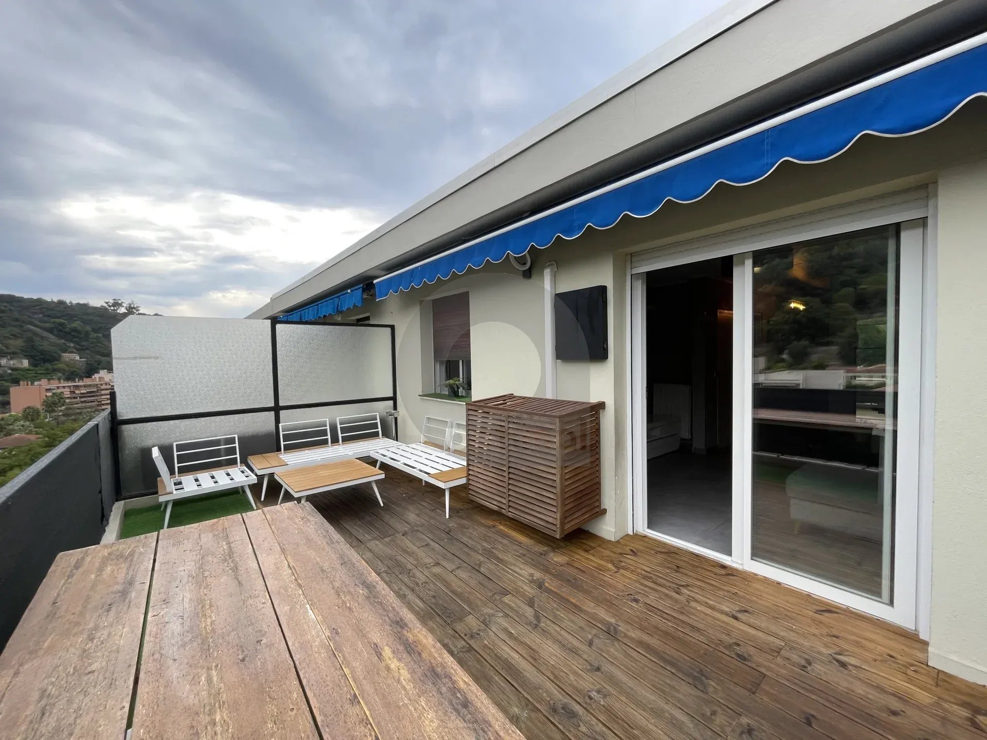 A LOUER APPT MEUBLE – ETAGE ELEVE – TERRASSE