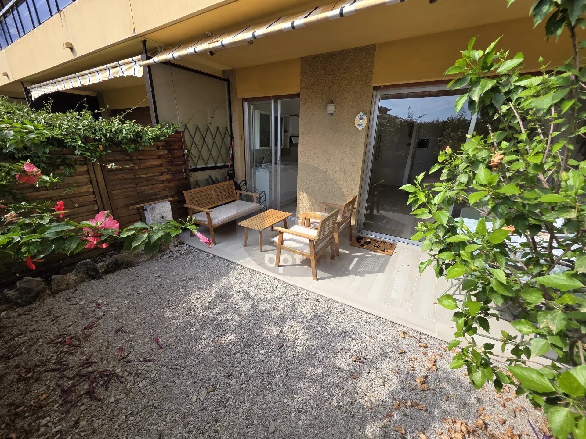 A LOUER BEAU STUDIO MEUBLE AVEC JARDIN – MENTON GARAVAN