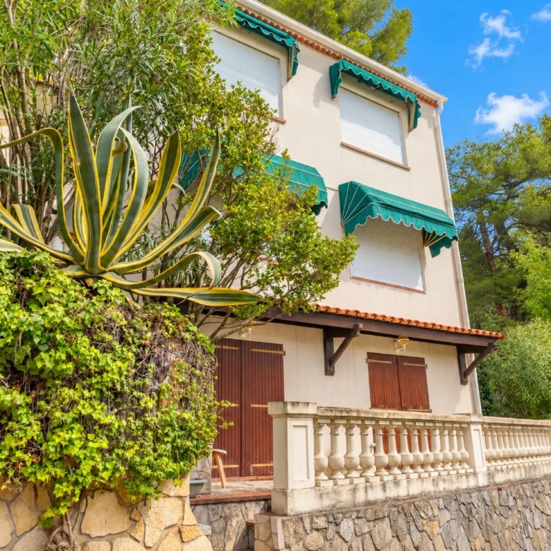 SAINTE-AGNÈS – SPACIEUSE VILLA AVEC VUE MER, PISCINE CHAUFFÉE ET DÉPENDANCE