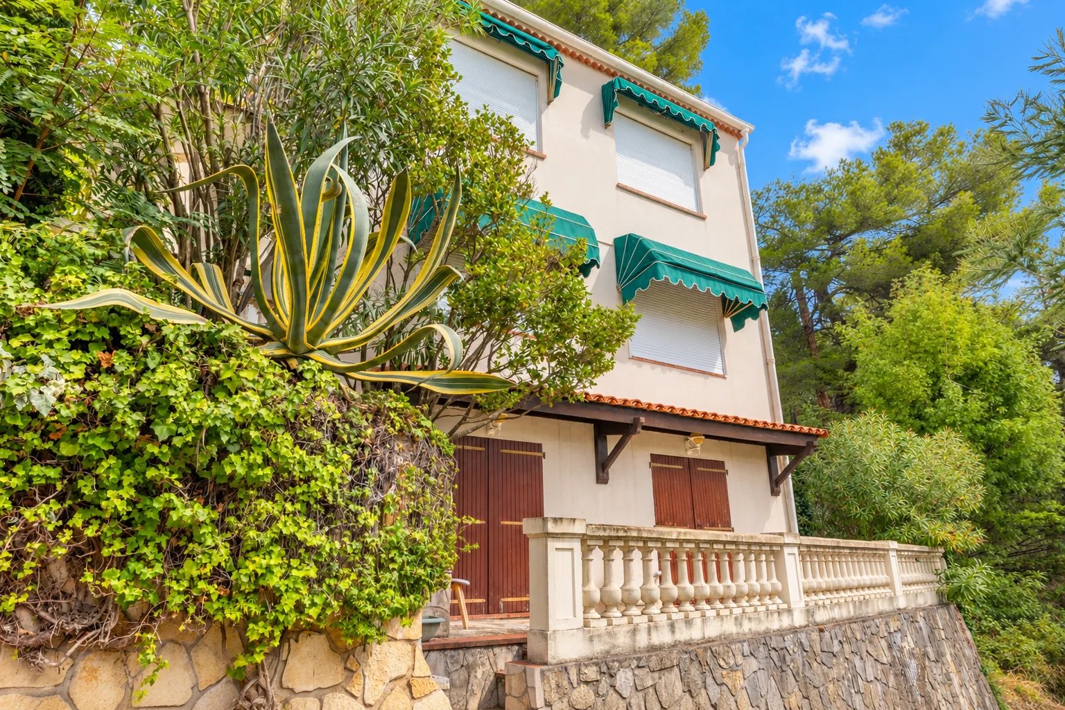 SAINTE-AGNÈS – SPACIEUSE VILLA AVEC VUE MER, PISCINE CHAUFFÉE ET DÉPENDANCE