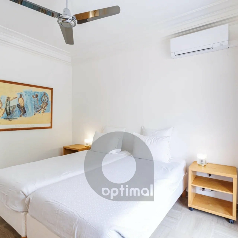 Menton Front de Mer – Beau 3 pièces traversant avec spacieuse terrasse – Parking & Cave