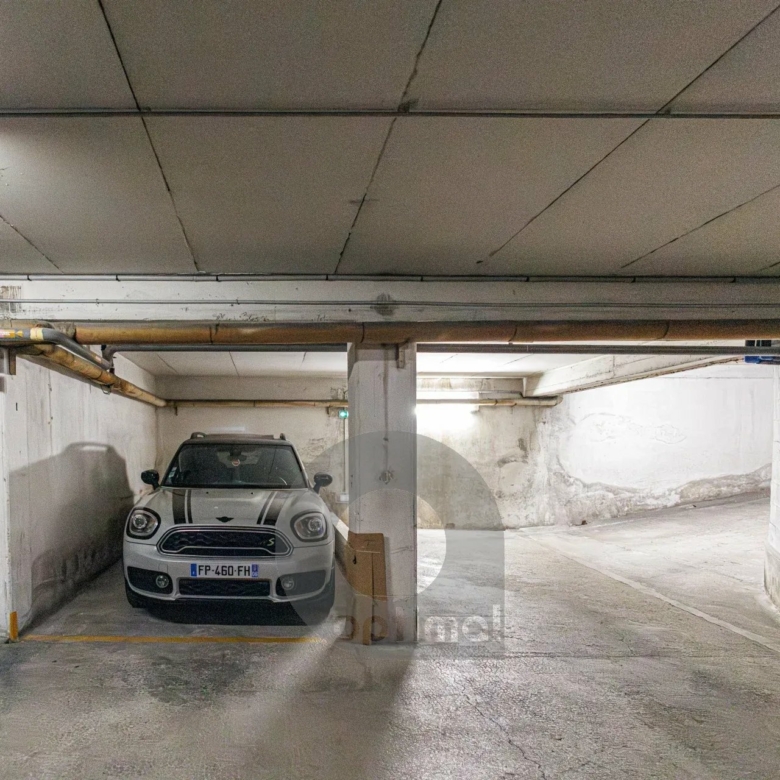 Menton Front de Mer – Beau 3 pièces traversant avec spacieuse terrasse – Parking & Cave