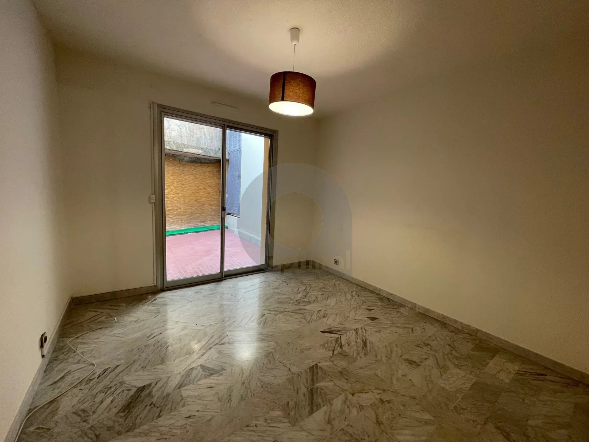 A LOUER 2P TRAVERSANT PROCHE CENTRE MENTON