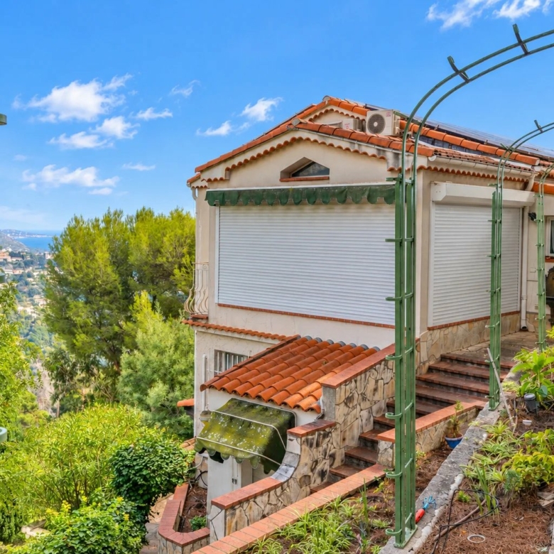 SAINTE-AGNÈS – SPACIEUSE VILLA AVEC VUE MER, PISCINE CHAUFFÉE ET DÉPENDANCE