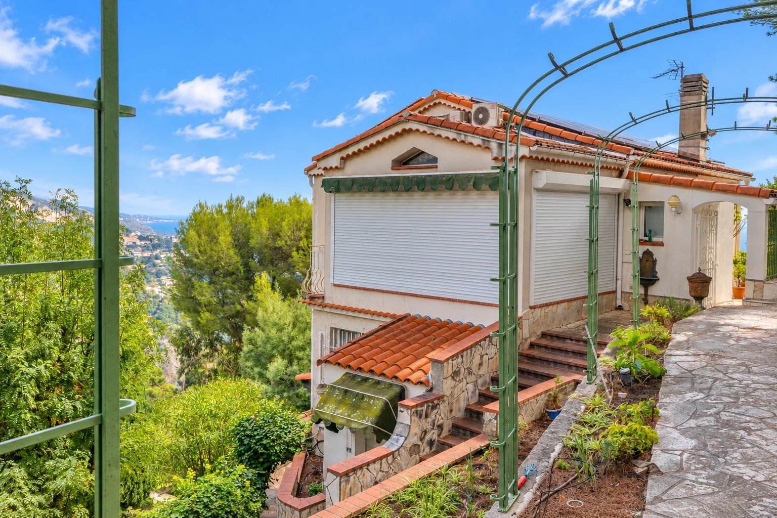 SAINTE-AGNÈS – SPACIEUSE VILLA AVEC VUE MER, PISCINE CHAUFFÉE ET DÉPENDANCE