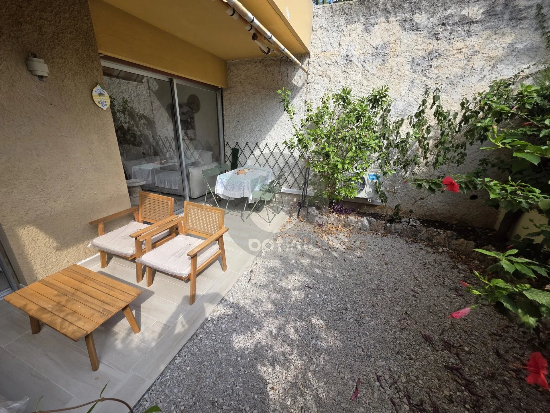 A LOUER BEAU STUDIO MEUBLE AVEC JARDIN – MENTON GARAVAN