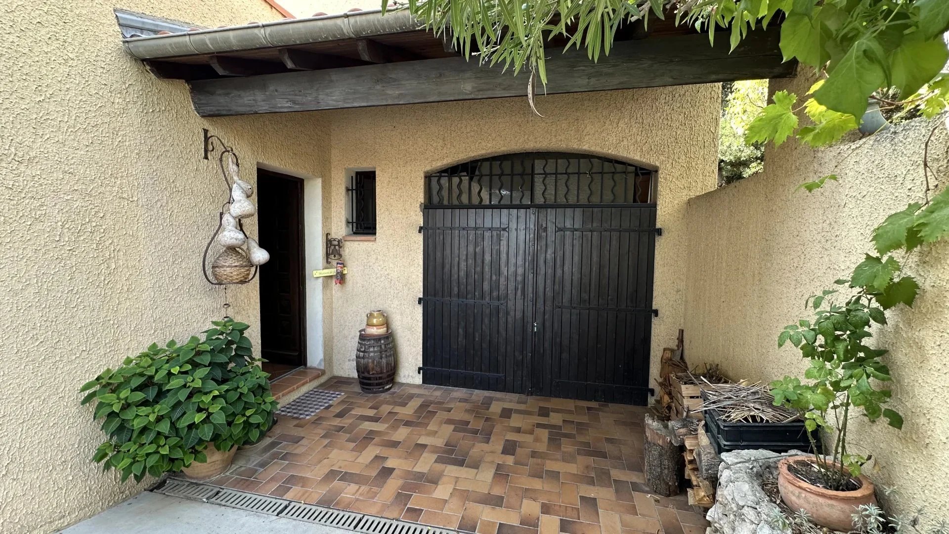 COMMUNE DE SAINTE-AGNES : PROPRIETE DE CHARME – JARDIN – TERRASSES – PARKINGS – GARAGE -VUE DEGAGEE – COUP DE COEUR !