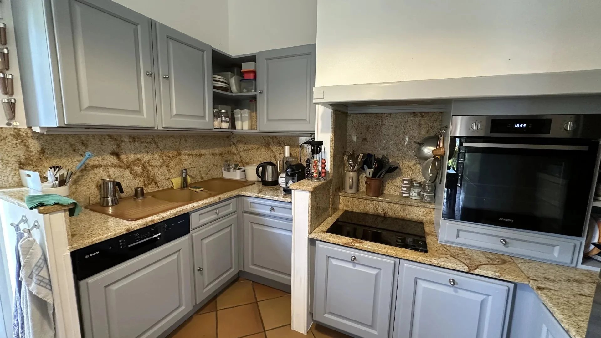COMMUNE DE SAINTE-AGNES : PROPRIETE DE CHARME – JARDIN – TERRASSES – PARKINGS – GARAGE -VUE DEGAGEE – COUP DE COEUR !