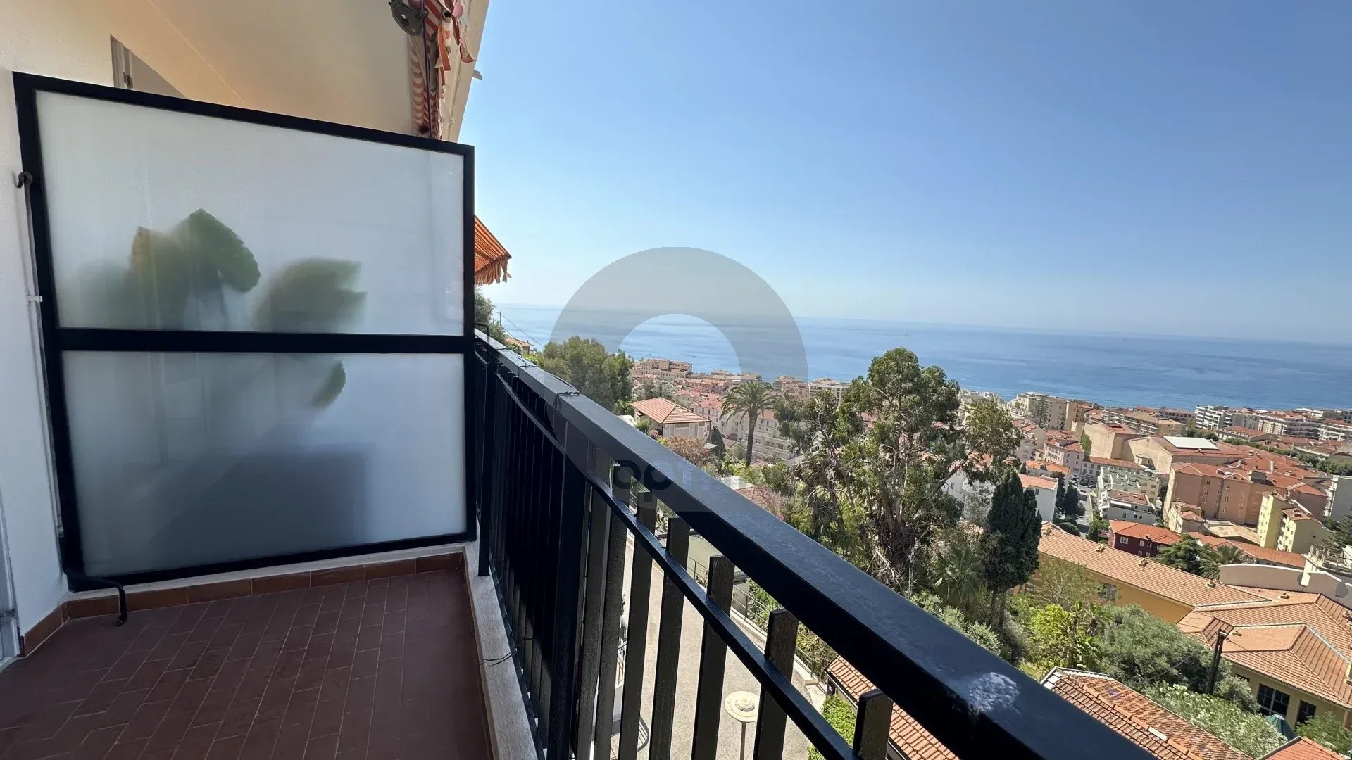 MENTON – TERRES CHAUDES: APPARTEMENT 2P AVEC VUE MER PANORAMIQUE –  GARAGE et CAVE