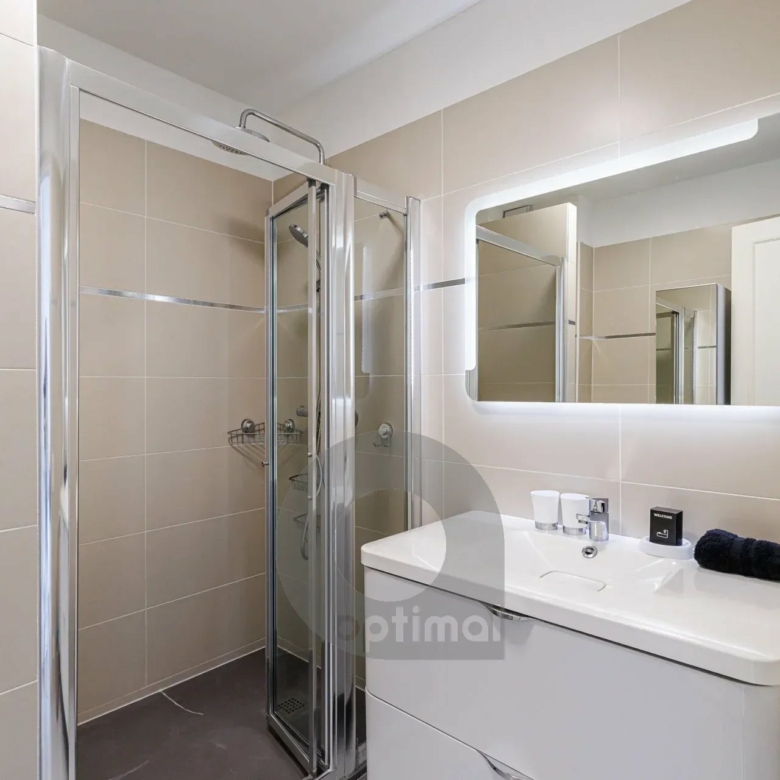 Menton Front de Mer – Beau 3 pièces traversant avec spacieuse terrasse – Parking & Cave