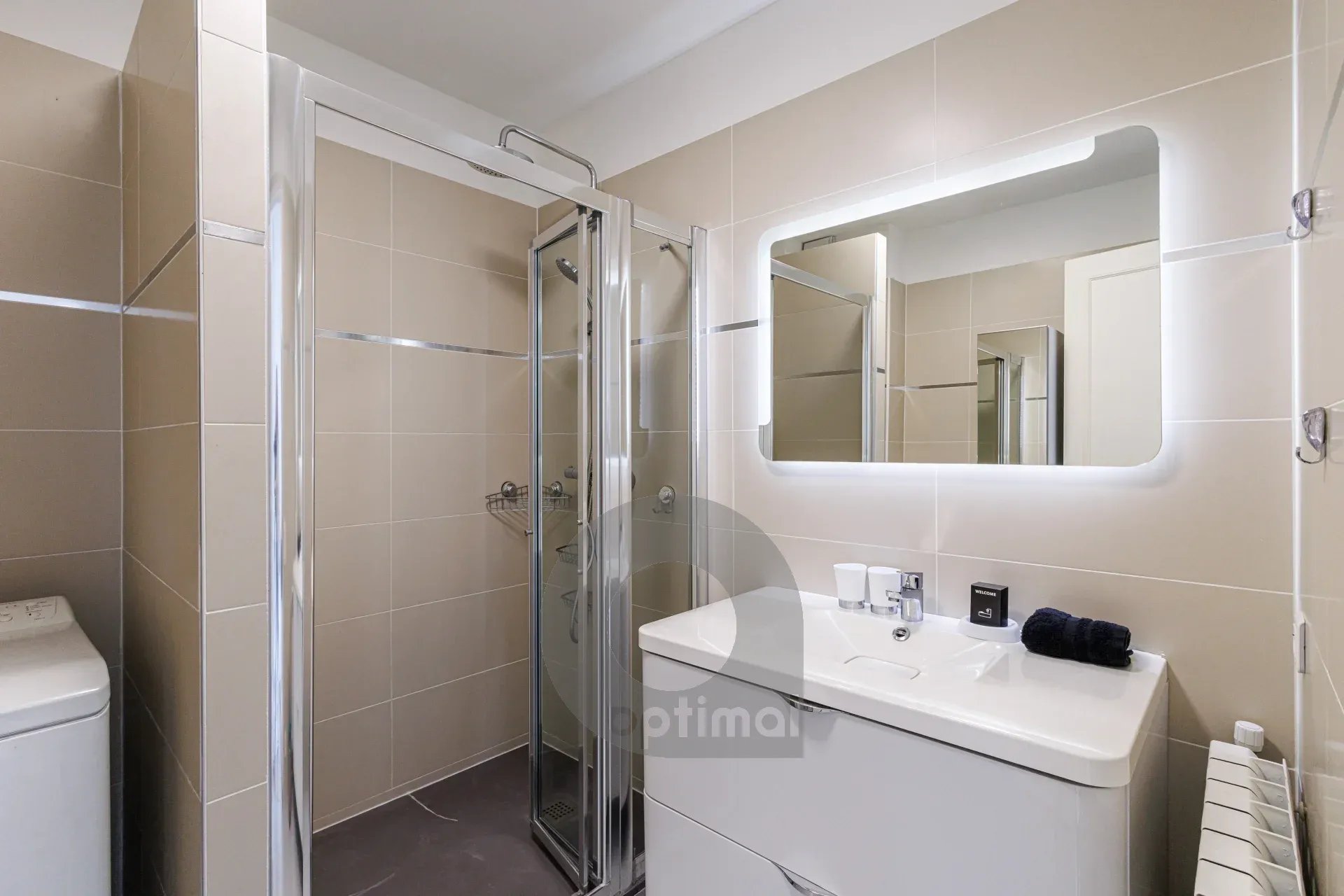 Menton Front de Mer – Beau 3 pièces traversant avec spacieuse terrasse – Parking & Cave