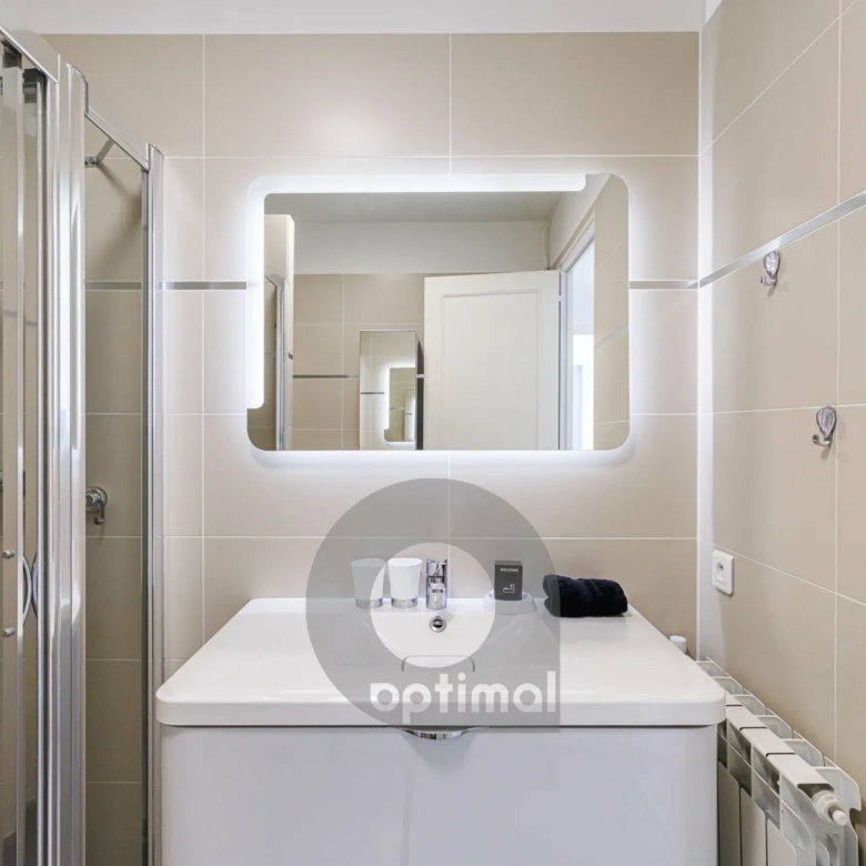 Menton Front de Mer – Beau 3 pièces traversant avec spacieuse terrasse – Parking & Cave