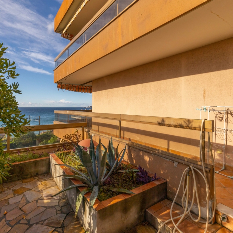 Appartement 2 pièces grande terrasse et parking à Menton Garavan