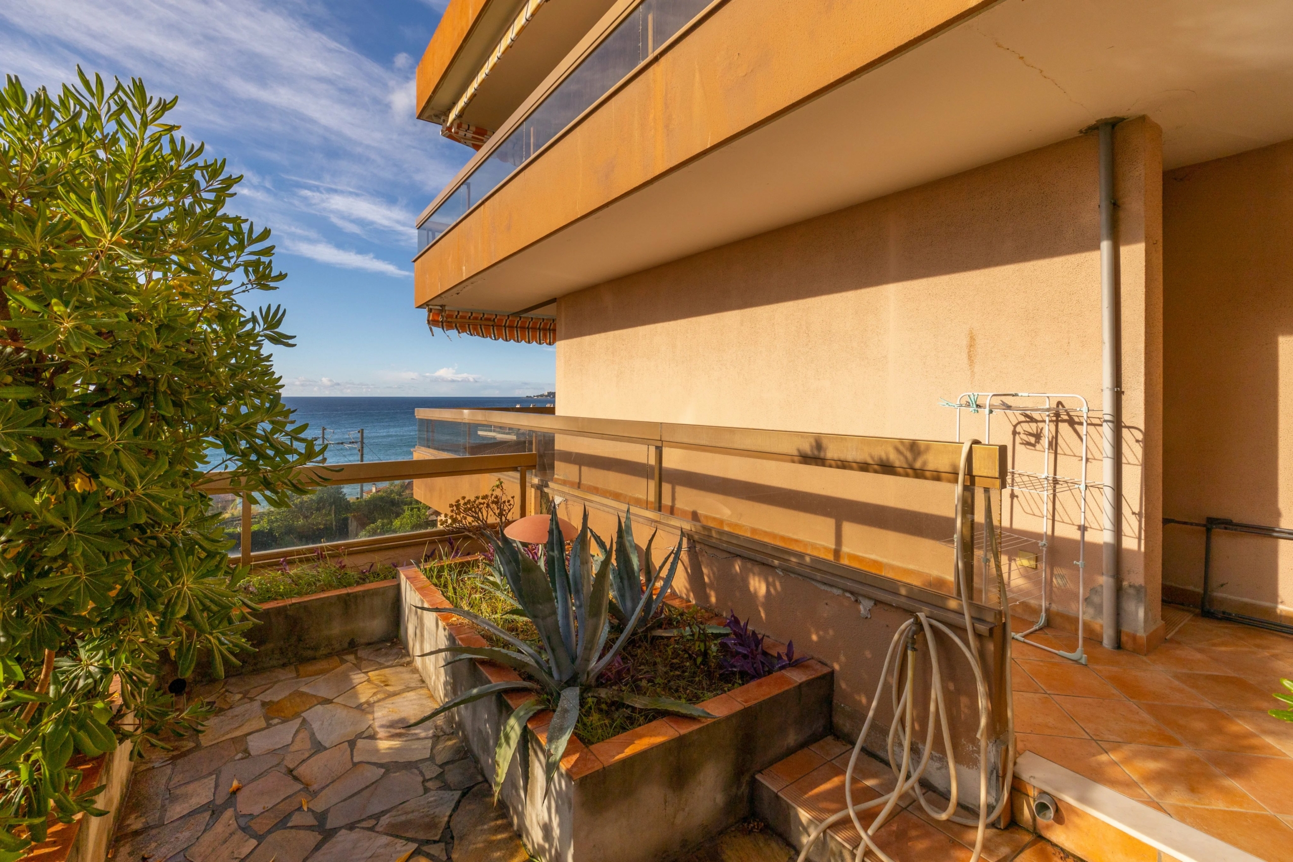 Appartement 2 pièces grande terrasse et parking à Menton Garavan