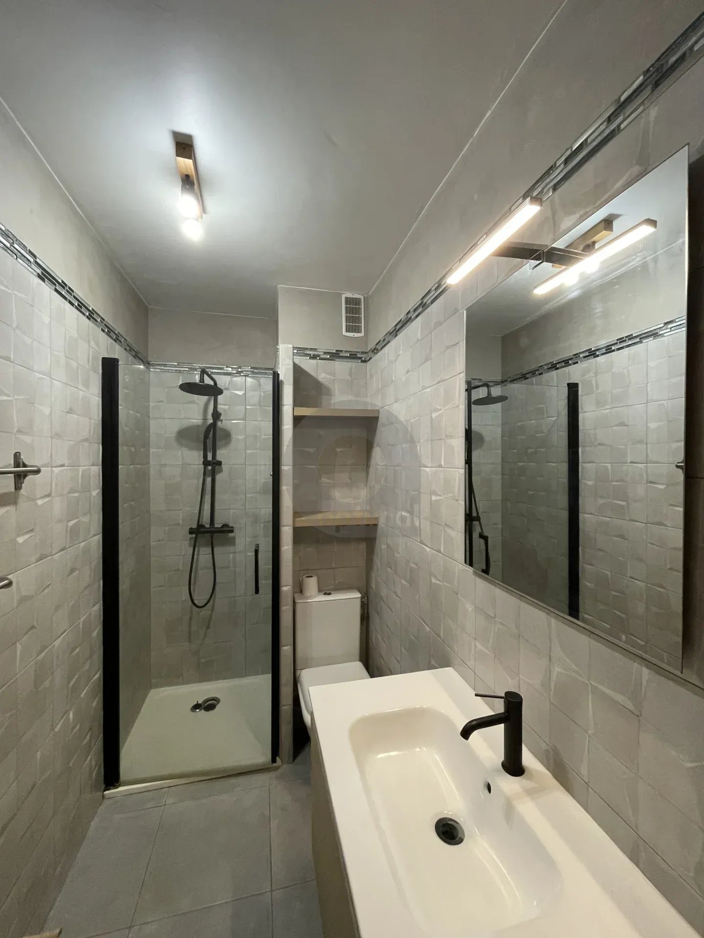 A LOUER APPT MEUBLE – ETAGE ELEVE – TERRASSE