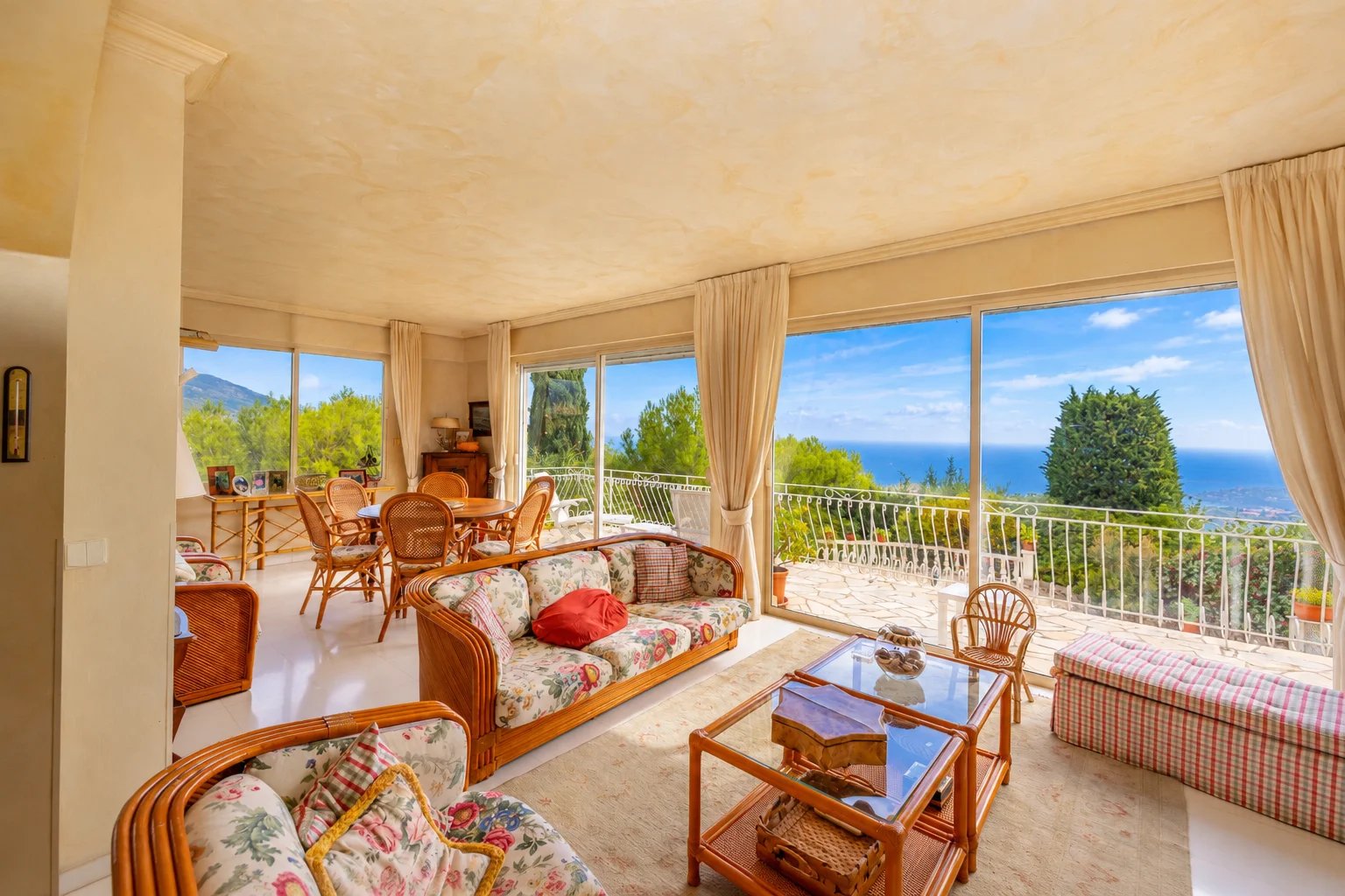 SAINTE-AGNÈS – SPACIEUSE VILLA AVEC VUE MER, PISCINE CHAUFFÉE ET DÉPENDANCE