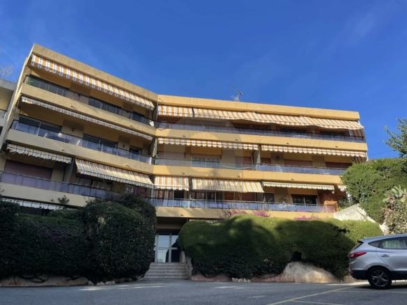 A LOUER BEAU STUDIO MEUBLE AVEC JARDIN – MENTON GARAVAN