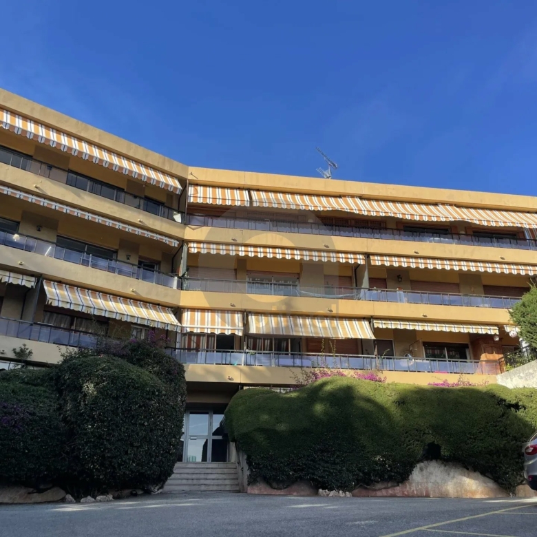A LOUER BEAU STUDIO MEUBLE AVEC JARDIN – MENTON GARAVAN