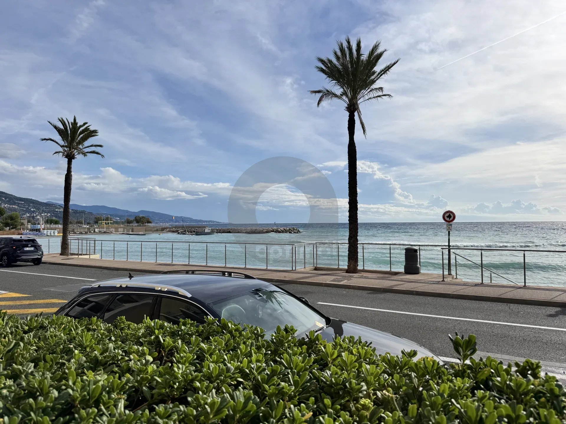 ROQUEBRUNE 2 PIÈCES BORD DE MER GARAGE JARDIN