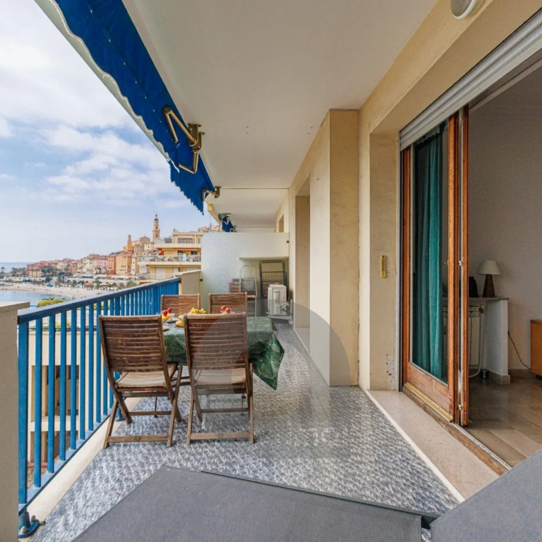 Menton Front de Mer – Beau 3 pièces traversant avec spacieuse terrasse – Parking & Cave