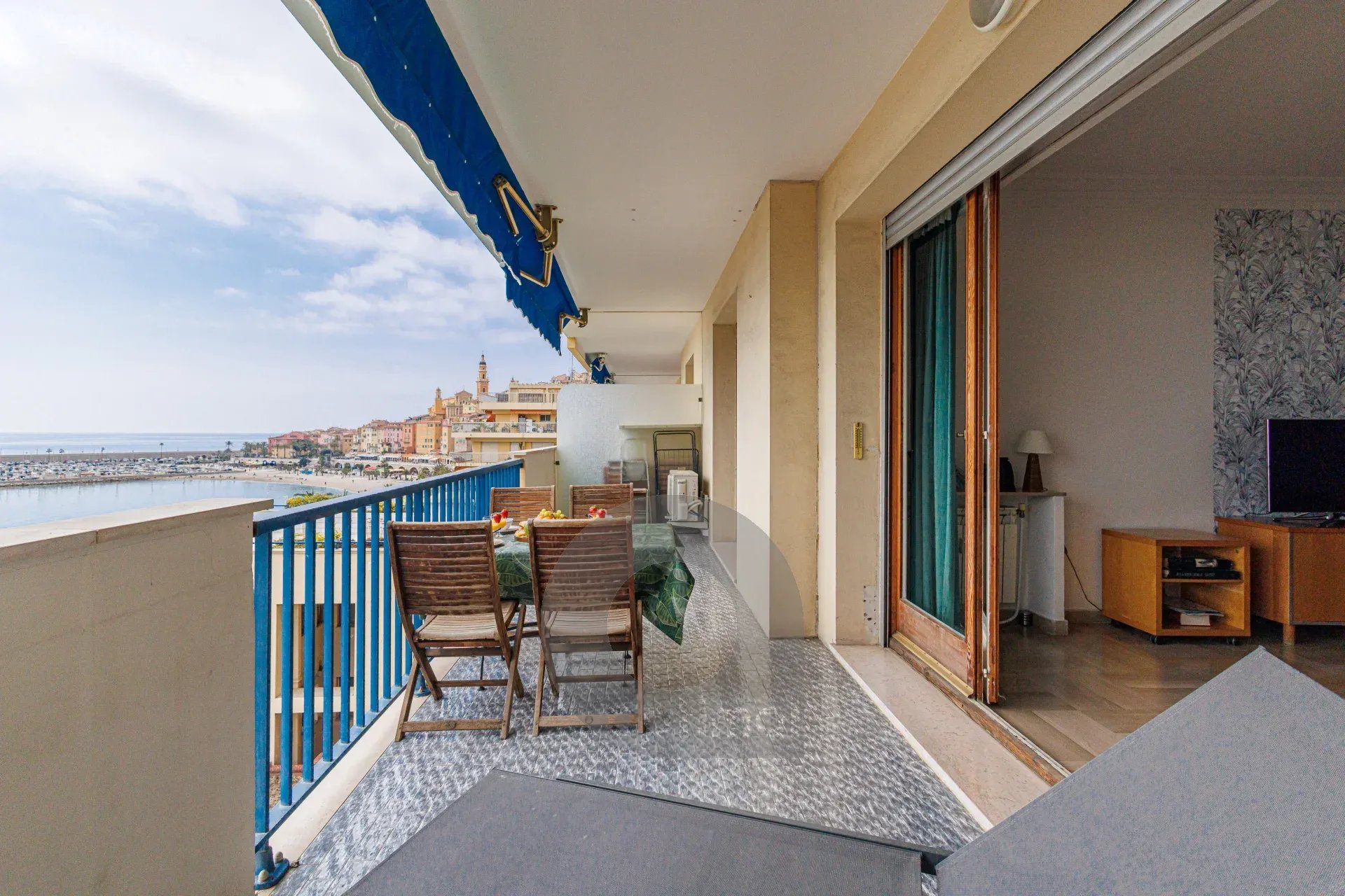 Menton Front de Mer – Beau 3 pièces traversant avec spacieuse terrasse – Parking & Cave