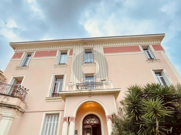 BORD ET FACE MER de Menton, 2 pièces de 59m²