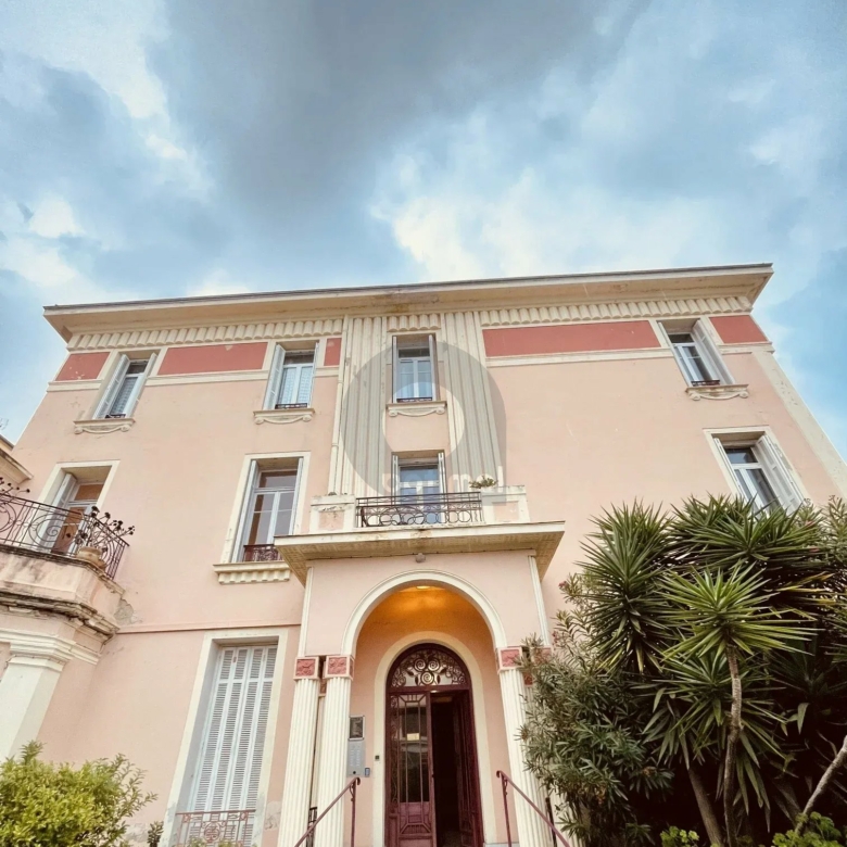 BORD ET FACE MER de Menton, 2 pièces de 59m²