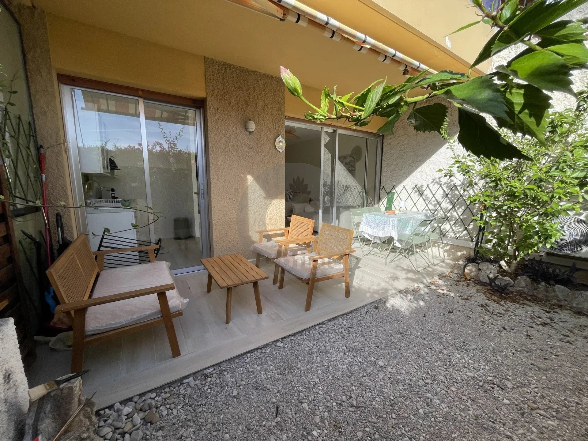 A LOUER BEAU STUDIO MEUBLE AVEC JARDIN – MENTON GARAVAN