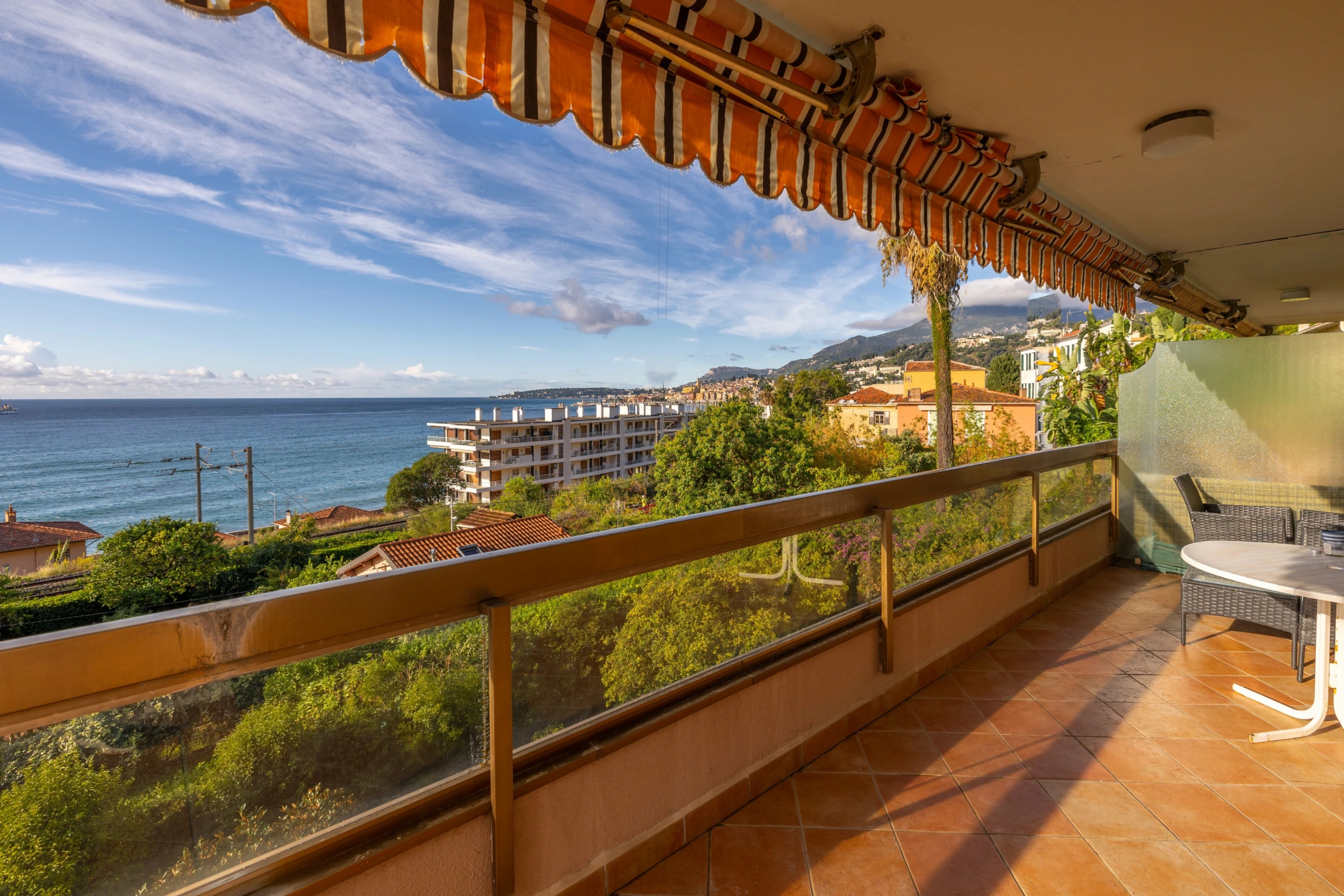 Appartement 2 pièces grande terrasse et parking à Menton Garavan