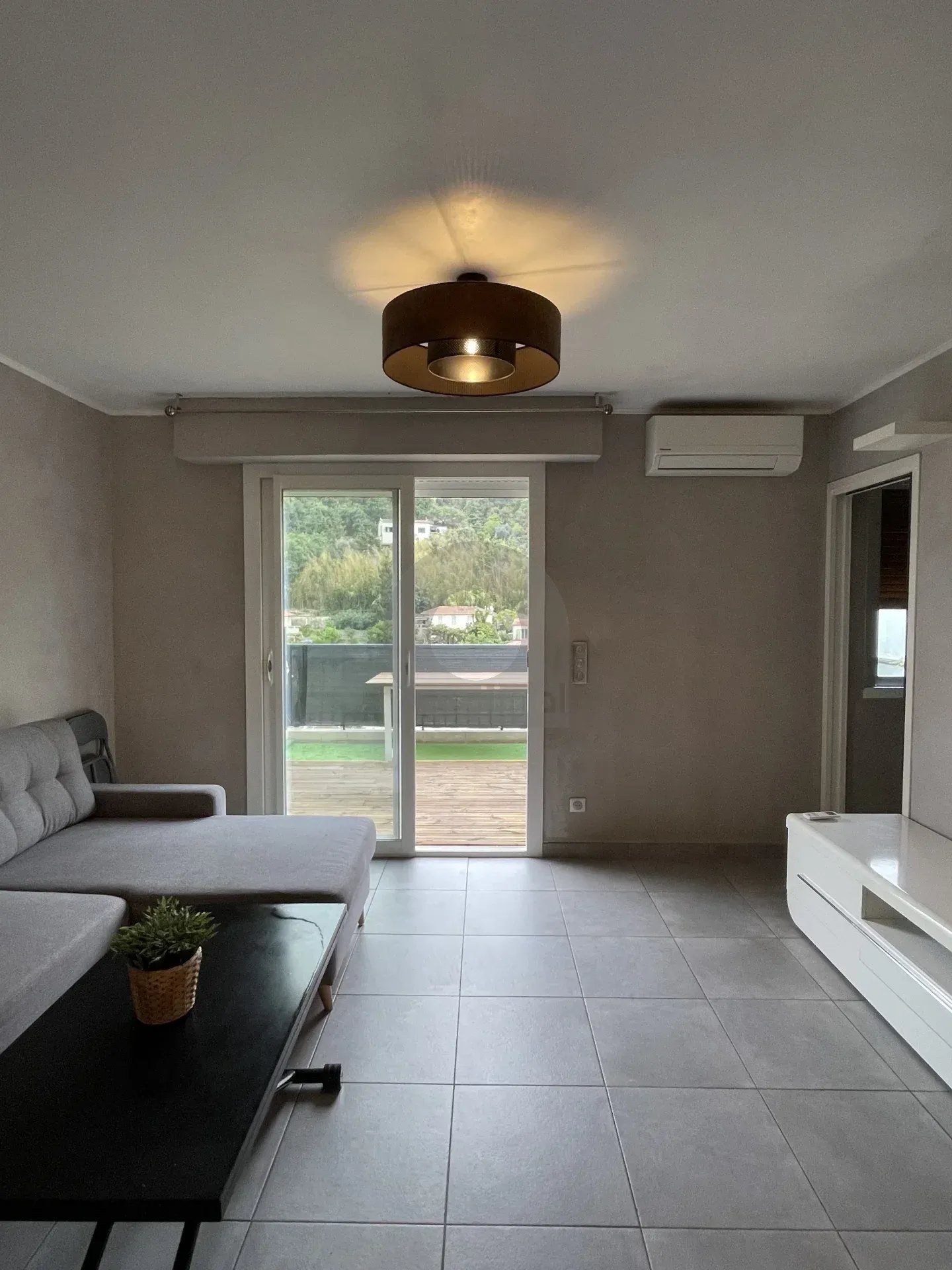 A LOUER APPT MEUBLE – ETAGE ELEVE – TERRASSE