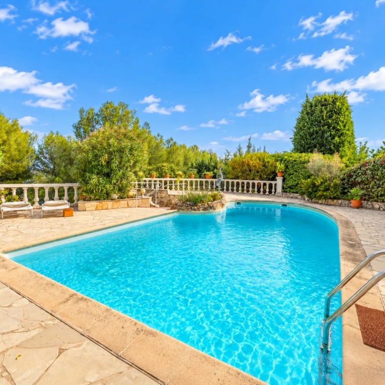 SAINTE-AGNÈS – SPACIEUSE VILLA AVEC VUE MER, PISCINE CHAUFFÉE ET DÉPENDANCE