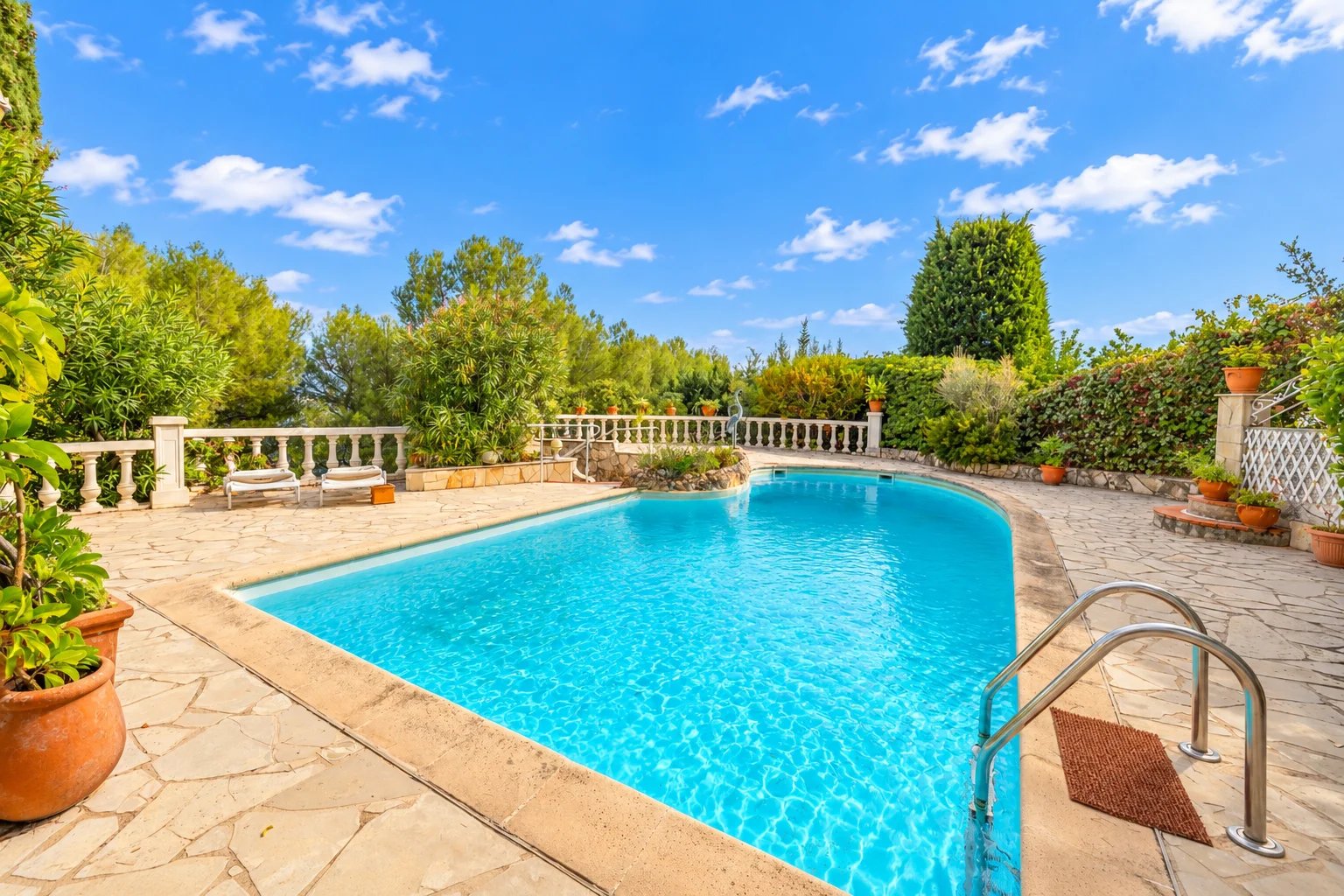 SAINTE-AGNÈS – SPACIEUSE VILLA AVEC VUE MER, PISCINE CHAUFFÉE ET DÉPENDANCE