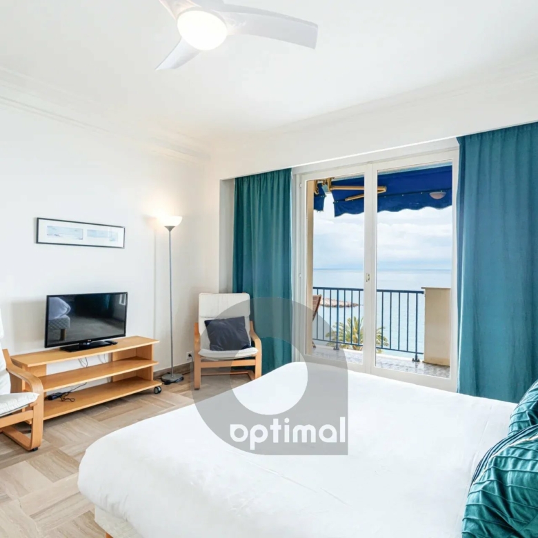 Menton Front de Mer – Beau 3 pièces traversant avec spacieuse terrasse – Parking & Cave