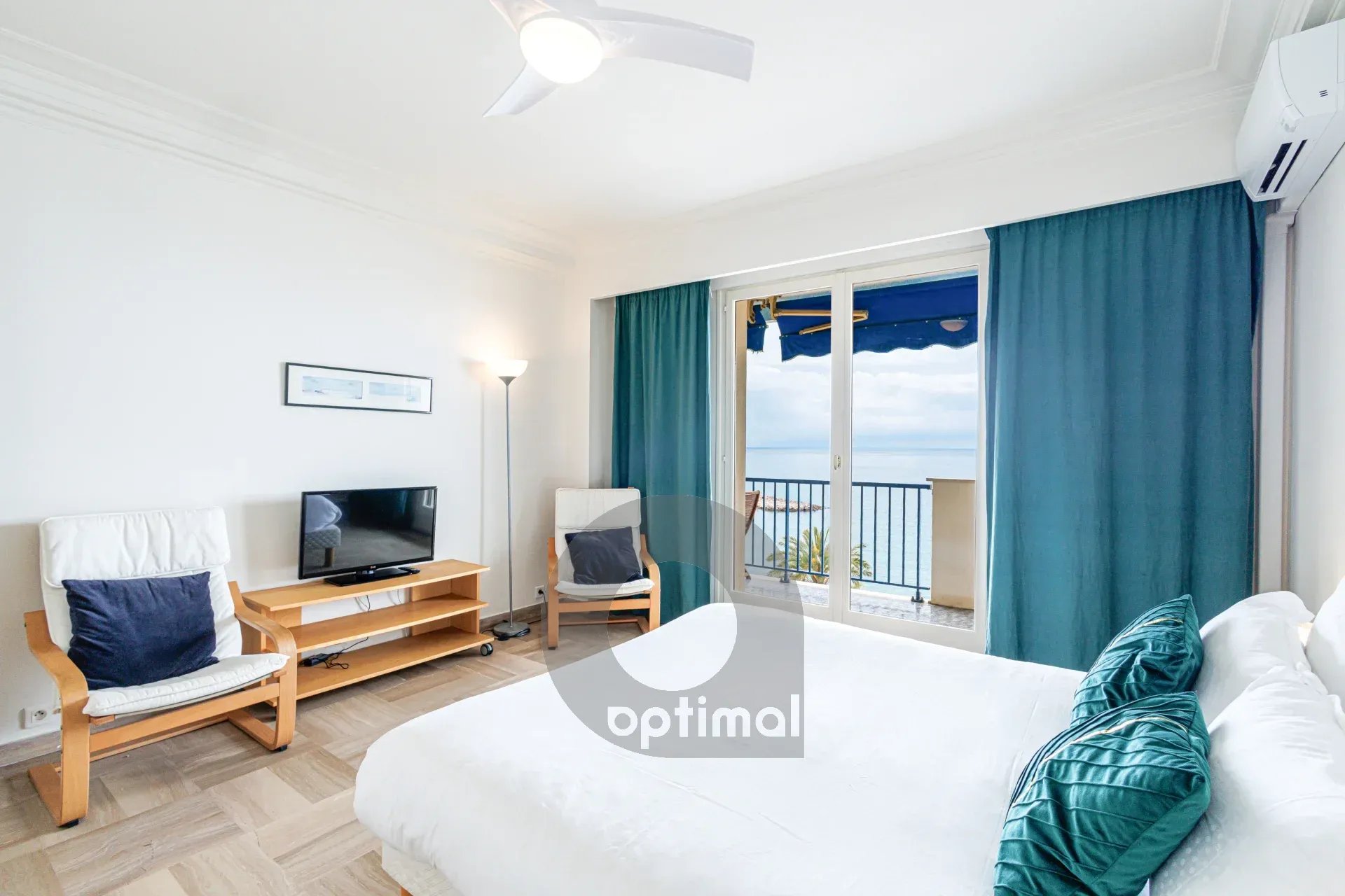 Menton Front de Mer – Beau 3 pièces traversant avec spacieuse terrasse – Parking & Cave