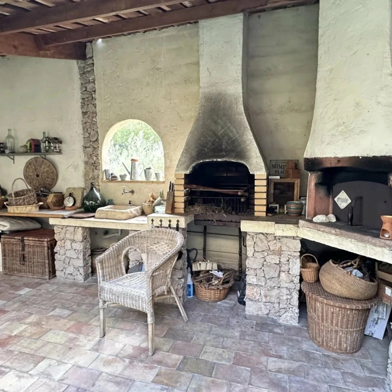 COMMUNE DE SAINTE-AGNES : PROPRIETE DE CHARME – JARDIN – TERRASSES – PARKINGS – GARAGE -VUE DEGAGEE – COUP DE COEUR !