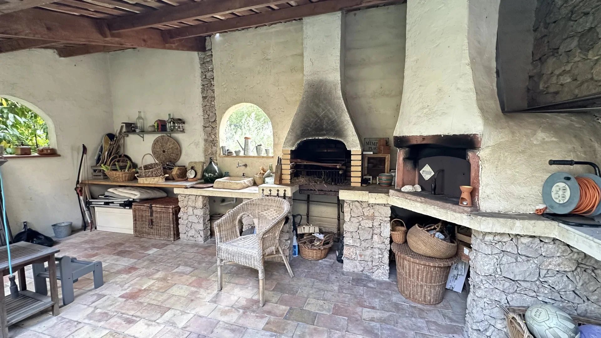 COMMUNE DE SAINTE-AGNES : PROPRIETE DE CHARME – JARDIN – TERRASSES – PARKINGS – GARAGE -VUE DEGAGEE – COUP DE COEUR !