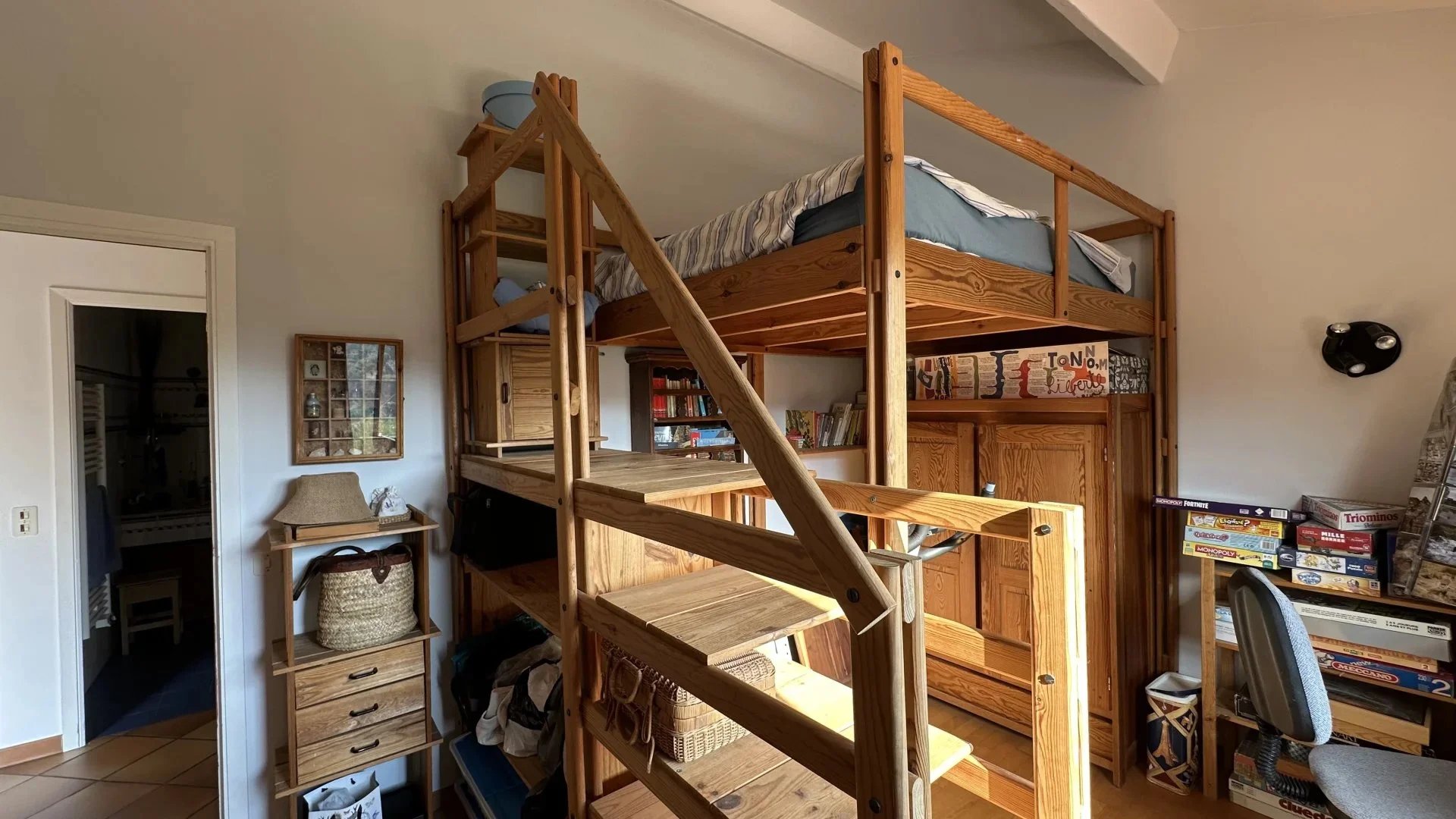 COMMUNE DE SAINTE-AGNES : PROPRIETE DE CHARME – JARDIN – TERRASSES – PARKINGS – GARAGE -VUE DEGAGEE – COUP DE COEUR !