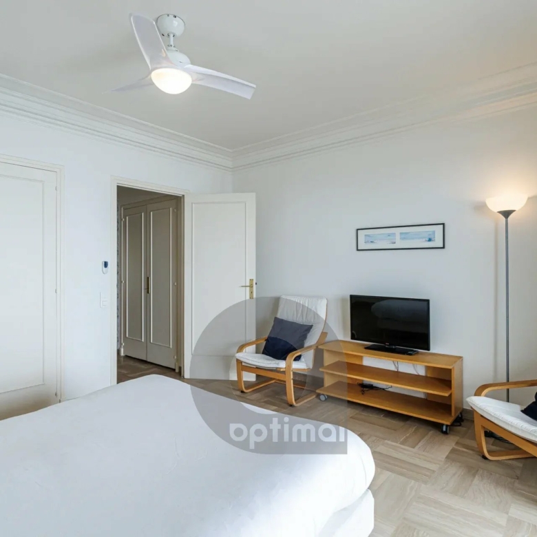 Menton Front de Mer – Beau 3 pièces traversant avec spacieuse terrasse – Parking & Cave