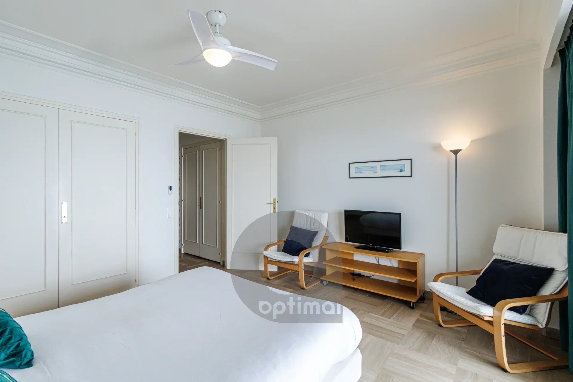 Menton Front de Mer – Beau 3 pièces traversant avec spacieuse terrasse – Parking & Cave