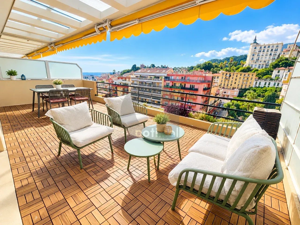 SUPERBE 3 PIECES EN DERNIER ETAGE CENTRE MENTON