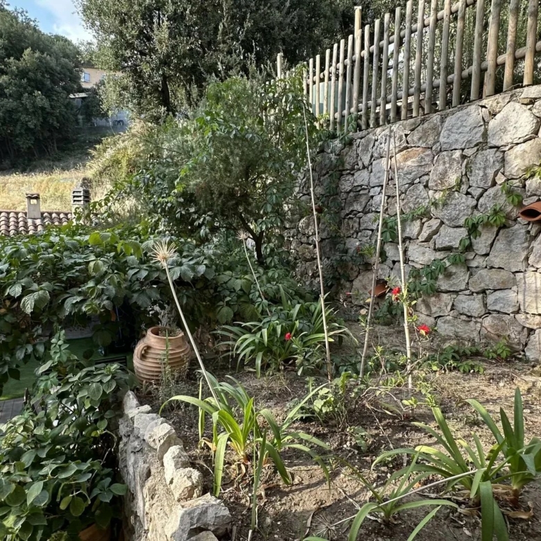COMMUNE DE SAINTE-AGNES : PROPRIETE DE CHARME – JARDIN – TERRASSES – PARKINGS – GARAGE -VUE DEGAGEE – COUP DE COEUR !
