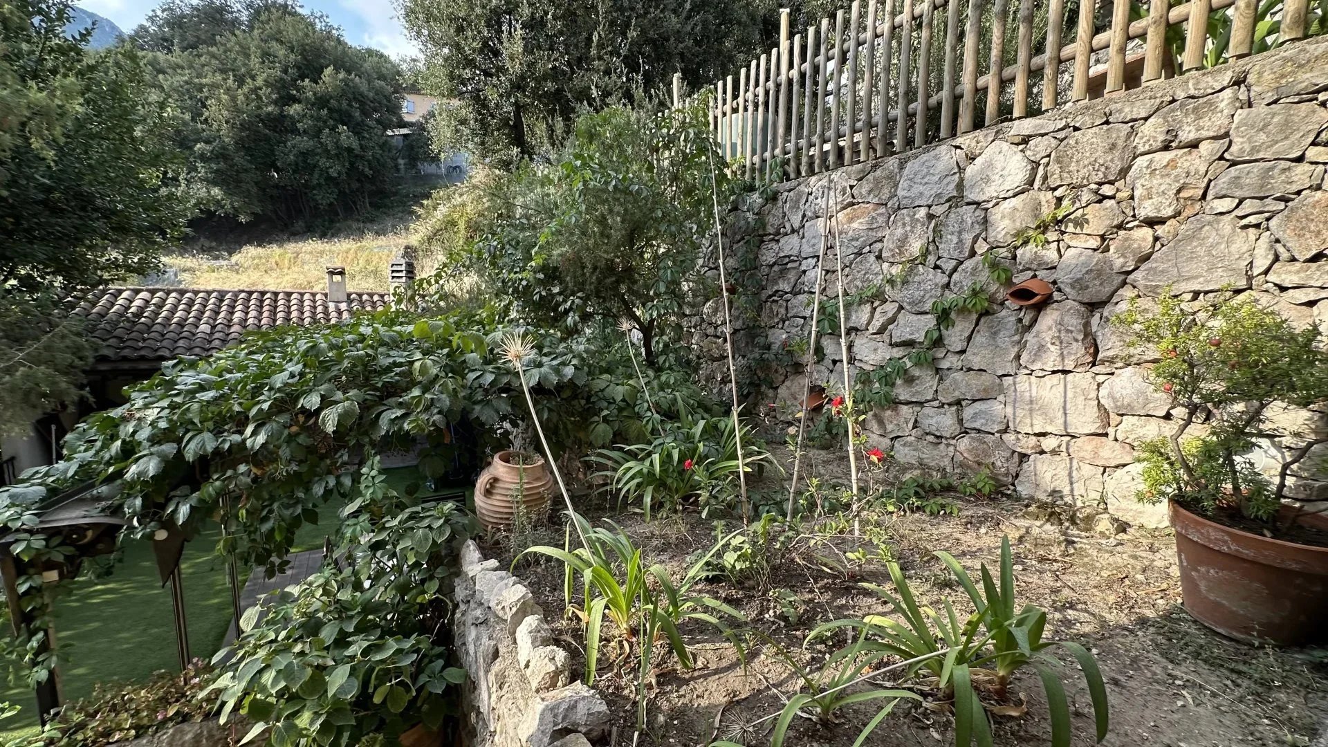 COMMUNE DE SAINTE-AGNES : PROPRIETE DE CHARME – JARDIN – TERRASSES – PARKINGS – GARAGE -VUE DEGAGEE – COUP DE COEUR !