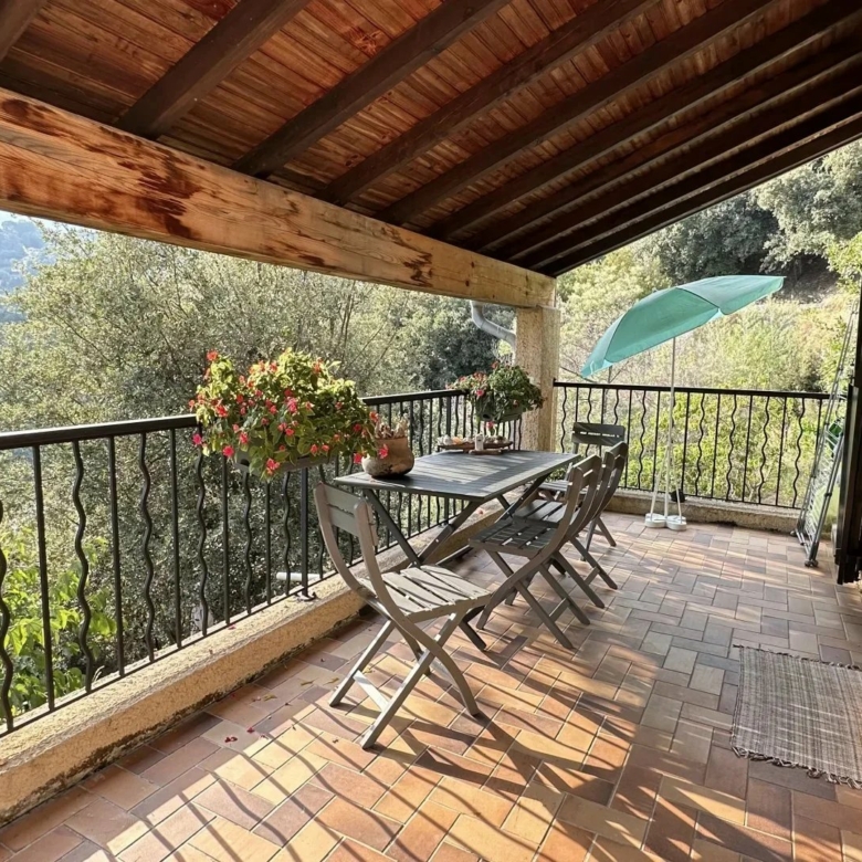 COMMUNE DE SAINTE-AGNES : PROPRIETE DE CHARME – JARDIN – TERRASSES – PARKINGS – GARAGE -VUE DEGAGEE – COUP DE COEUR !
