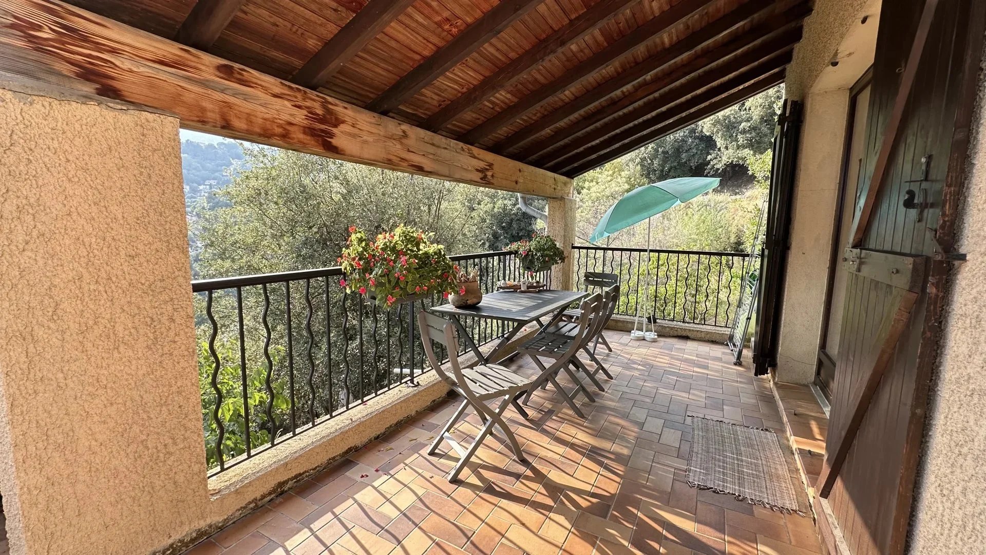 COMMUNE DE SAINTE-AGNES : PROPRIETE DE CHARME – JARDIN – TERRASSES – PARKINGS – GARAGE -VUE DEGAGEE – COUP DE COEUR !