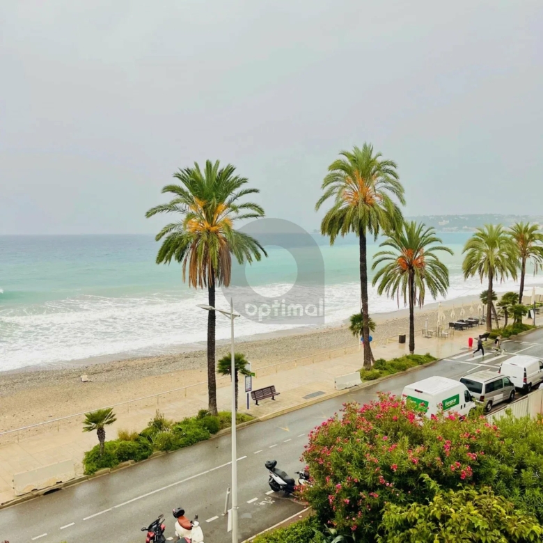 BORD ET FACE MER de Menton, 2 pièces de 59m²