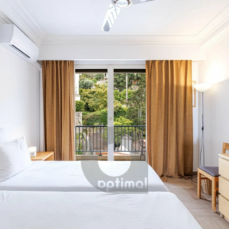 Menton Front de Mer – Beau 3 pièces traversant avec spacieuse terrasse – Parking & Cave