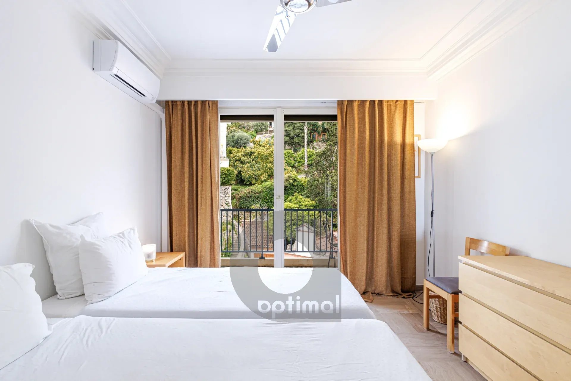 Menton Front de Mer – Beau 3 pièces traversant avec spacieuse terrasse – Parking & Cave